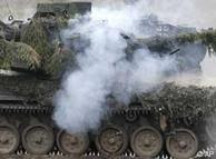 Tanque de defensa aérea alemán, dispara durante un simulacro.  