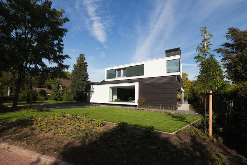 van der jeugd architecten: white in black house