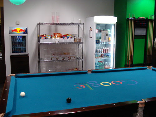 Mesa de bilhar, snacks e drinks - Googleplex. por Patricia Müller.