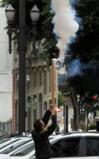 <a href='http://sao-paulo.estadao.com.br/noticias/geral,taxistas-bloqueiam-viaduto-do-cha-contra-regulamentacao-do-uber,10000005879' target='_blank'>Durante o protesto</a>, os motoristas soltaram rojões em frente à sede da Prefeitura de São Paulo