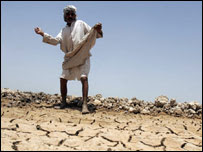 Hombre sobre campos secos en Irak