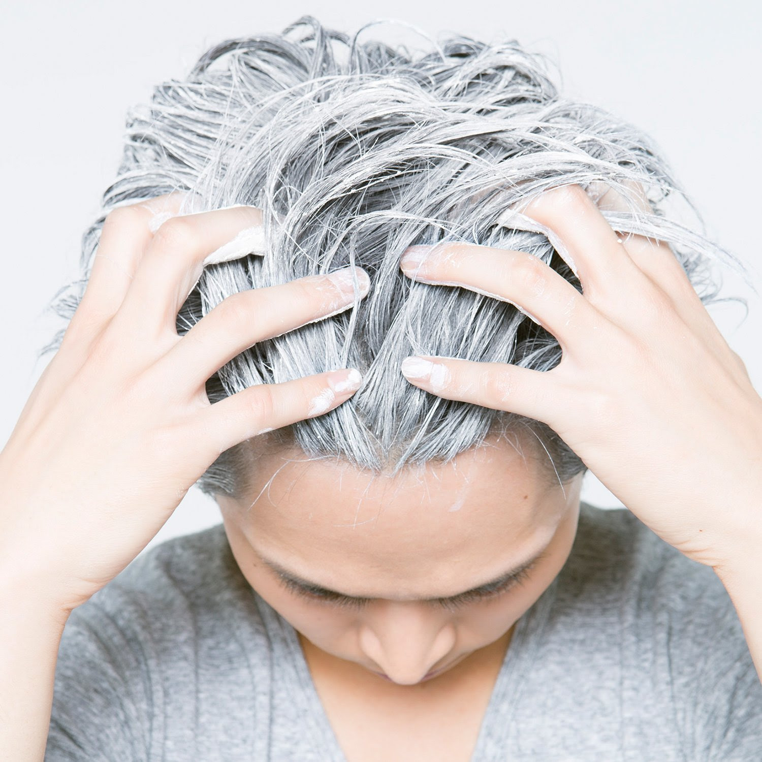 シルバーワックスでかっこいい白髪に 正しい付け方もご紹介 Izilook