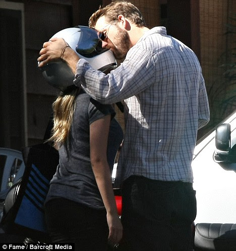 who is ryan reynolds dating. with actor Ryan Reynolds