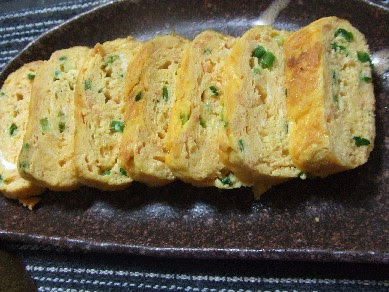 鮭フレークの卵焼き 両手に犬 隣にムコ