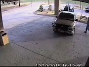 Terbaru Man Slams Pickup Through Hotel Lobby, paling populer!