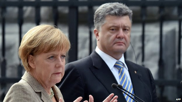 German Chancellor Angela Merkel (L) addresses the media on Saturday next to Ukrainian President Petro Poroshenko (23 August 2014)