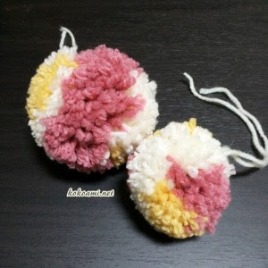セリアのポンポンメーカーと100均の毛糸でポンポンを手作り 2色以上が可愛い ここあみ
