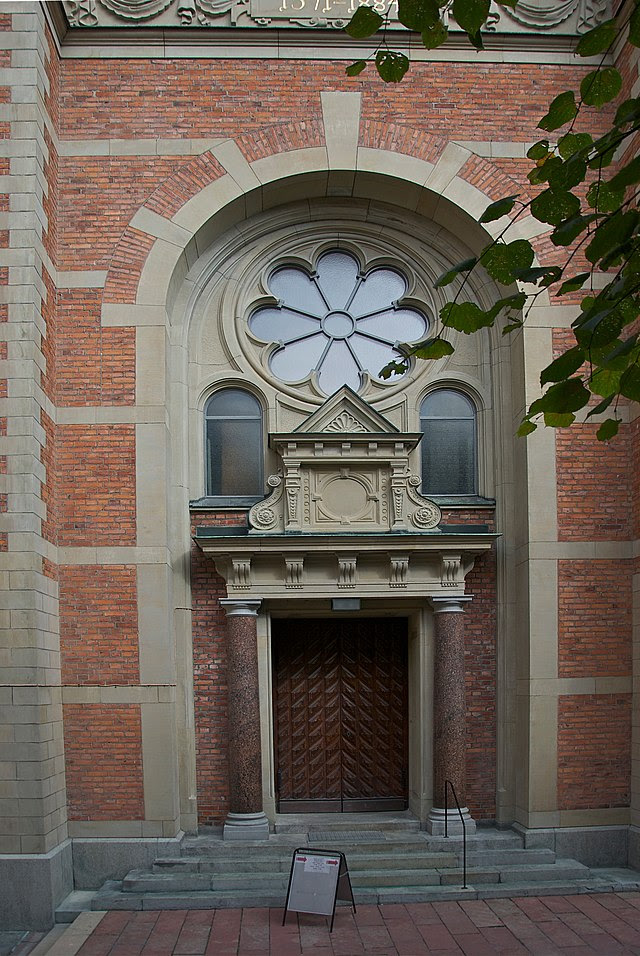 Tyska kyrkan entré september 2011.jpg