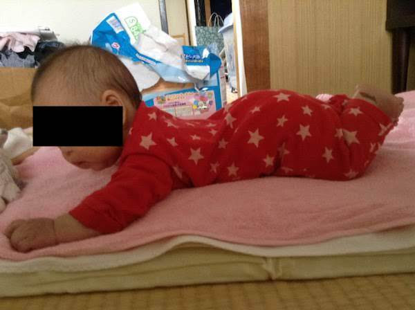 生後４ヶ月で赤ちゃんが寝返りした 練習で寝返りの時期は早くなるか ダーヤス Com プレミアム