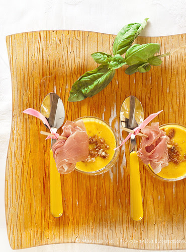 Bicchierini di melone e amaretti al basilico e prosciutto di Parma