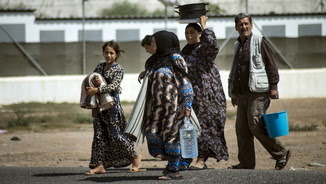 Una família de refugiats sirians caminant al Centre d'Estada Temporal d'Immigrants a Melilla (Reuters)