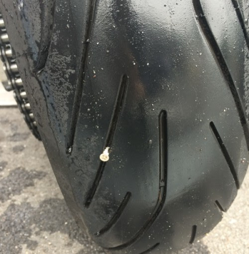 バイク タイヤに釘が刺さった と思ったら大丈夫だった話 旅んぷれ Mti Magazine