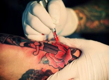 Regulamentação de piercings e tatuagens em menores é aprovada em comissões da CMS