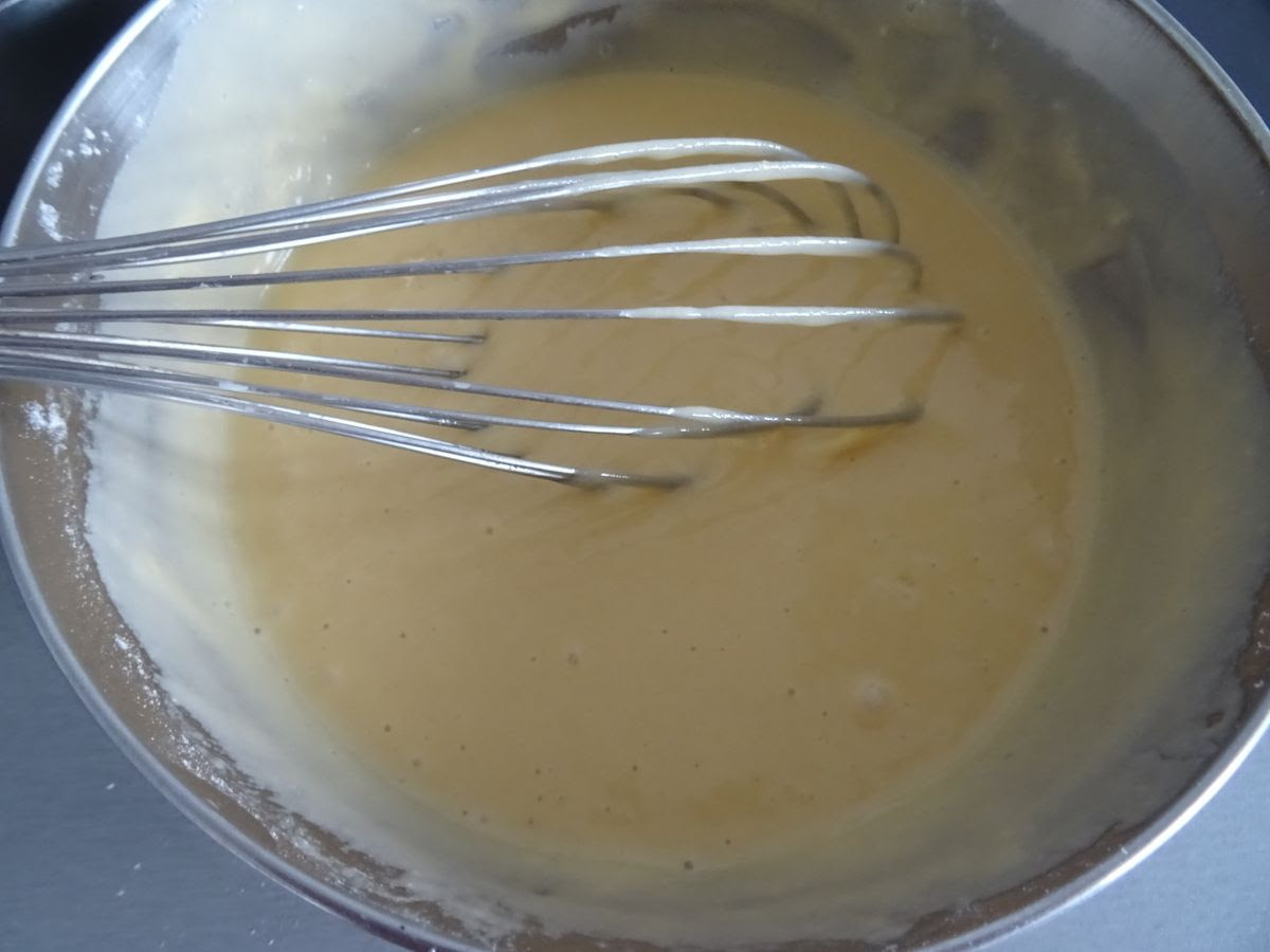 Dans un cul de poule mélangez au fouet 6 oeufs avec 100 gr de sucre jusqu'à blanchiment. Dans un autre cul de poule faite un puis avec 250 gr de farine avec une pincée de sel puis versez le mélange oeufs+sucre au centre puis fouettez bien jusqu'à obtenir une pâte lisse et homogène. Versez ensuite votre lait tiède puis fouettez de nouveau.