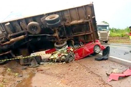 TRAGÉDIA NA ESTRADA: Caminhão tomba sobre carro e mata cinco no interior de MT