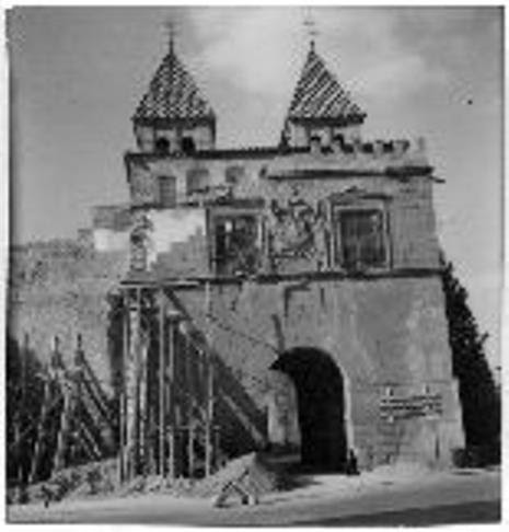 Derribo de las viviendas adosadas a la Puerta de Bisagra a mediados del siglo XX. Foto Rodríguez