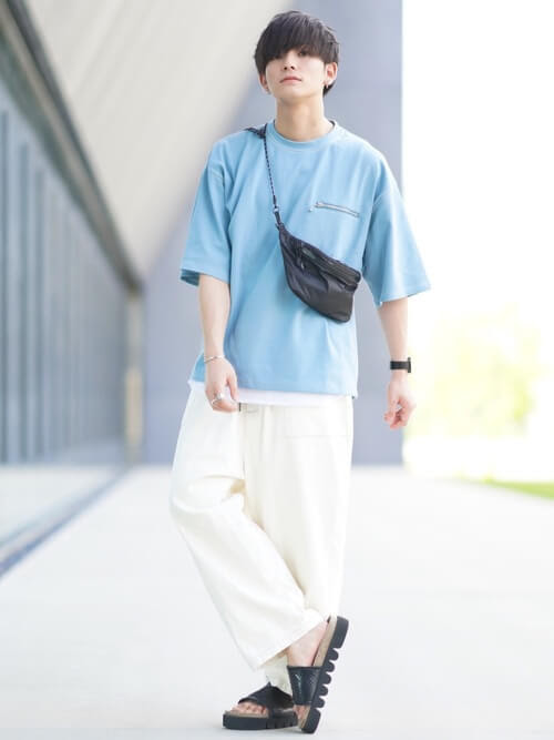 Tシャツ 青 のメンズのコーデ 人気の青のtシャツを紹介