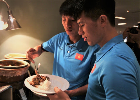 Bị trêu đùa, Tiến Dũng vẫn ân cần xúc cơm cho Đình Trọng