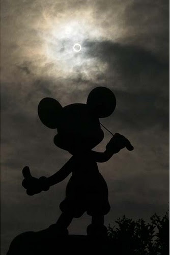 東京ディズニーリゾート公式twitterで人気の写真ベスト5 1位は ミッキーと金環日食 オタ女