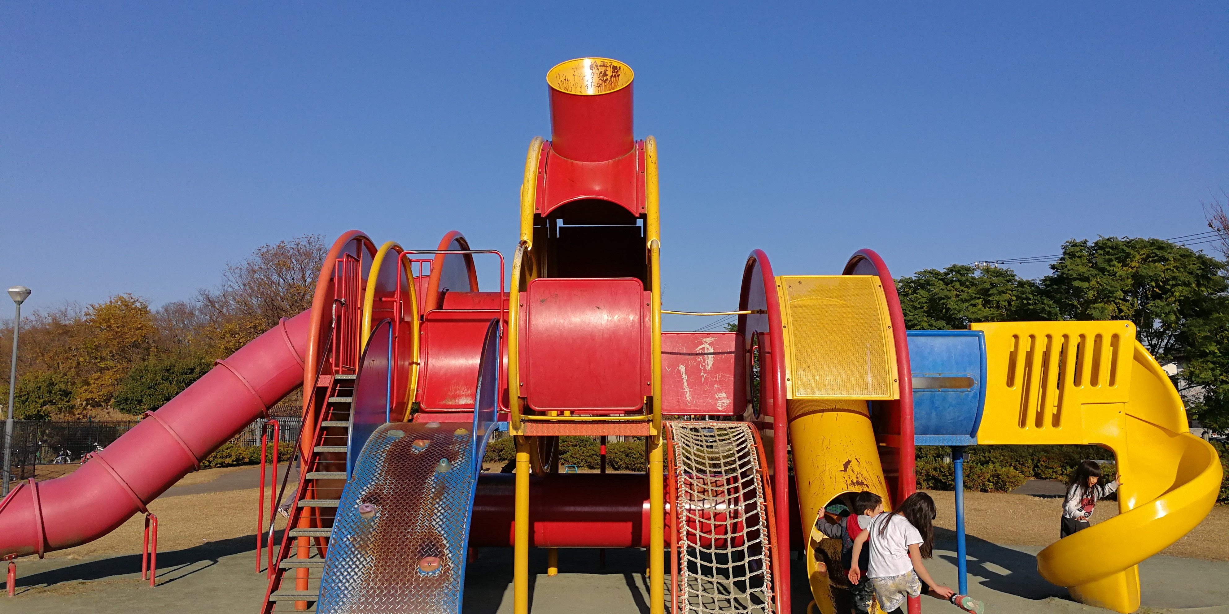 西町公園 カラフルな巨大複合遊具や壁打ち場やサッカーゴールもある公園 調布 子供と一緒にお気に入りの公園を探そう アラフォーパパの日常きまぐれちょいメモ役立ちブログ