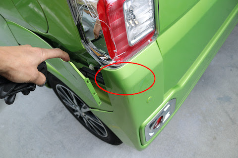 車をバック中に当てて傷が付いた 割れた へこんだ を綺麗に直して元に戻します デントリペア ウインドリペア専門店 大阪 交野市のデントスマイル 京都 奈良 滋賀 兵庫からでも日帰り修理可能