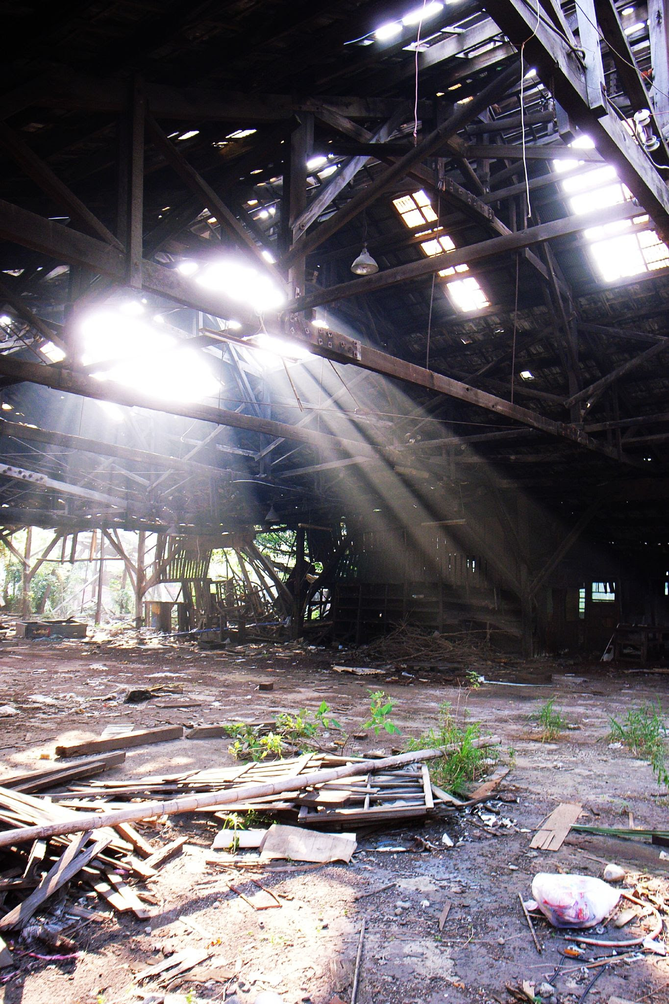 フリー画像 人工風景 建造物 建築物 工場の風景 廃墟 廃屋 太陽光線 画像素材なら 無料 フリー写真素材のフリーフォト