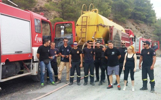 Πυροσβέστες ποζάρουν με Χρυσαυγίτες την ώρα που καίγονται τα Δερβενοχώρια