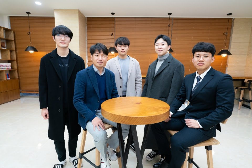 왼쪽부터 김민석, 송영민 교수, 이중훈, 강민형, 이길주. [사진=지스트]