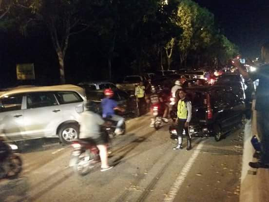 Zamani 84: Trailer Seret 20 Buah Kereta Di Stadium Hang Jebat