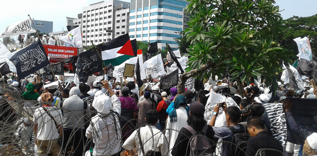 Kepalkan Tangan, Massa Serukan Khilafah, Bendera Tauhid Berkibar Dimana-mana