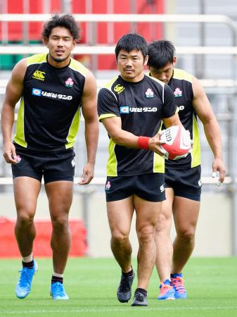 ラグビー 南ア戦に向け練習開始 日本代表 ｗ杯前最後の実戦 合宿で練習するラグビー日本代表の山中 左 と田中 東京都内 四国新聞社
