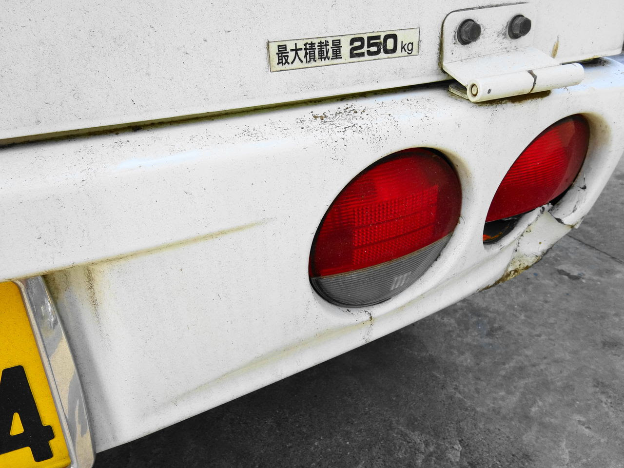 5万の車に修理費7万はかけられないよ バンパーを無理くり補修してみました いばらじお