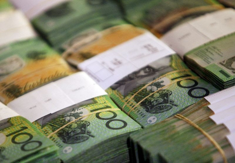 © Reuters. Aussie and kiwi rise vs. broadly weaker greenback