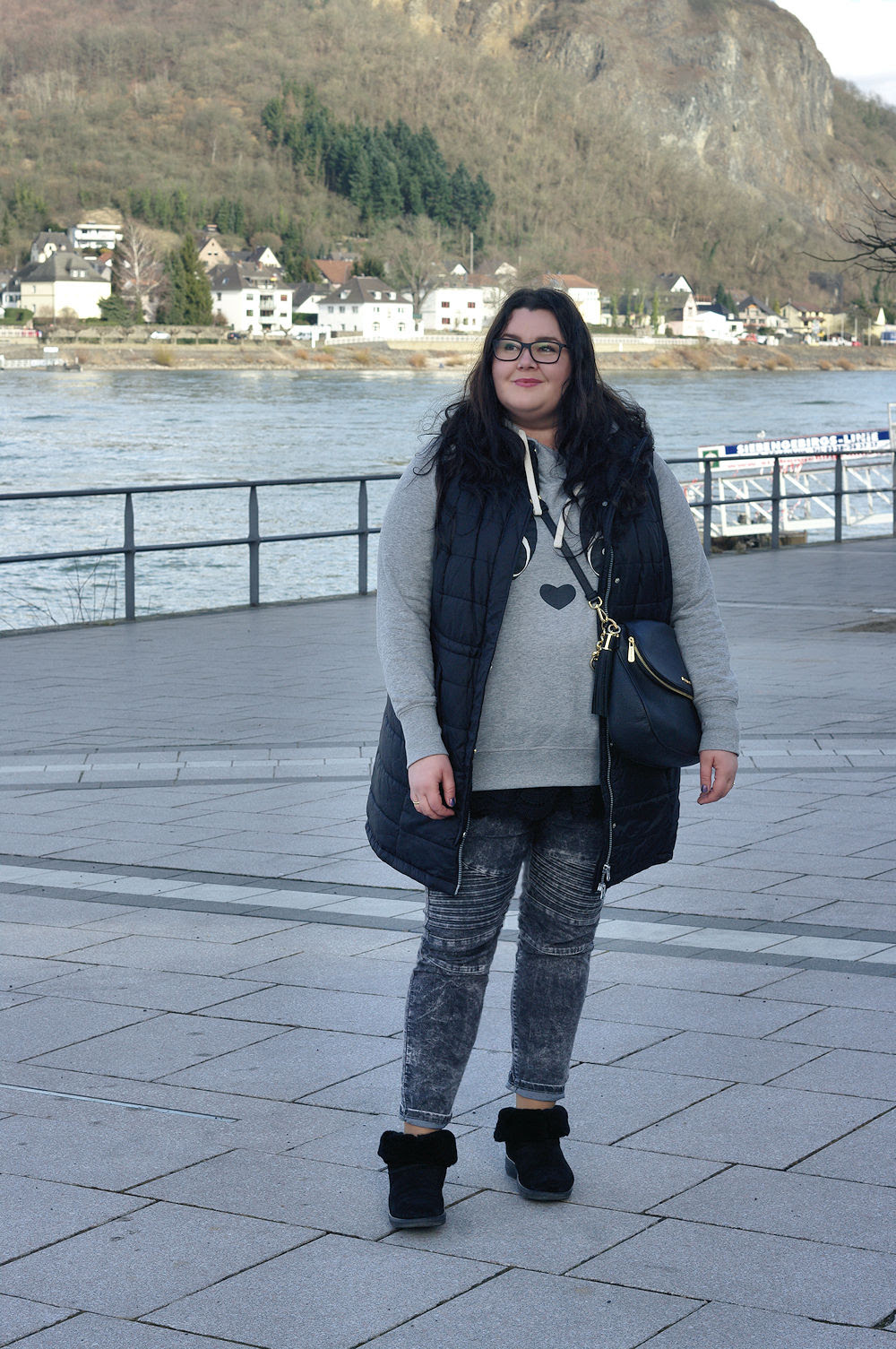 Große Größen Plus Size Fashion Blog FitFlop mukluk shorty 2 long vest lange weste sheego takko biker jeans