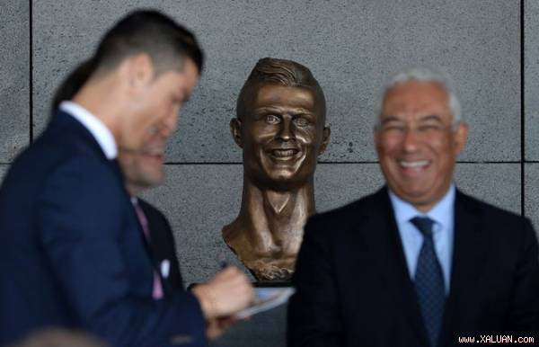 CR7 yêu cầu sửa một chi tiết trên bức tượng xấu xí