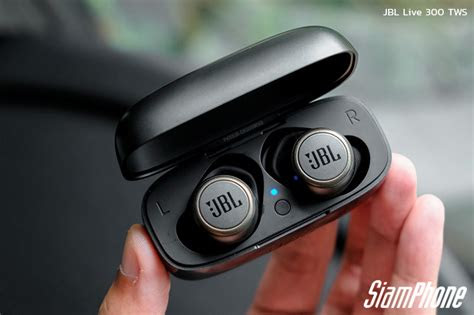 When the headphones are brand new, charging light on the . JBL Live 300 TWS, stylish and stylish True Wireless
