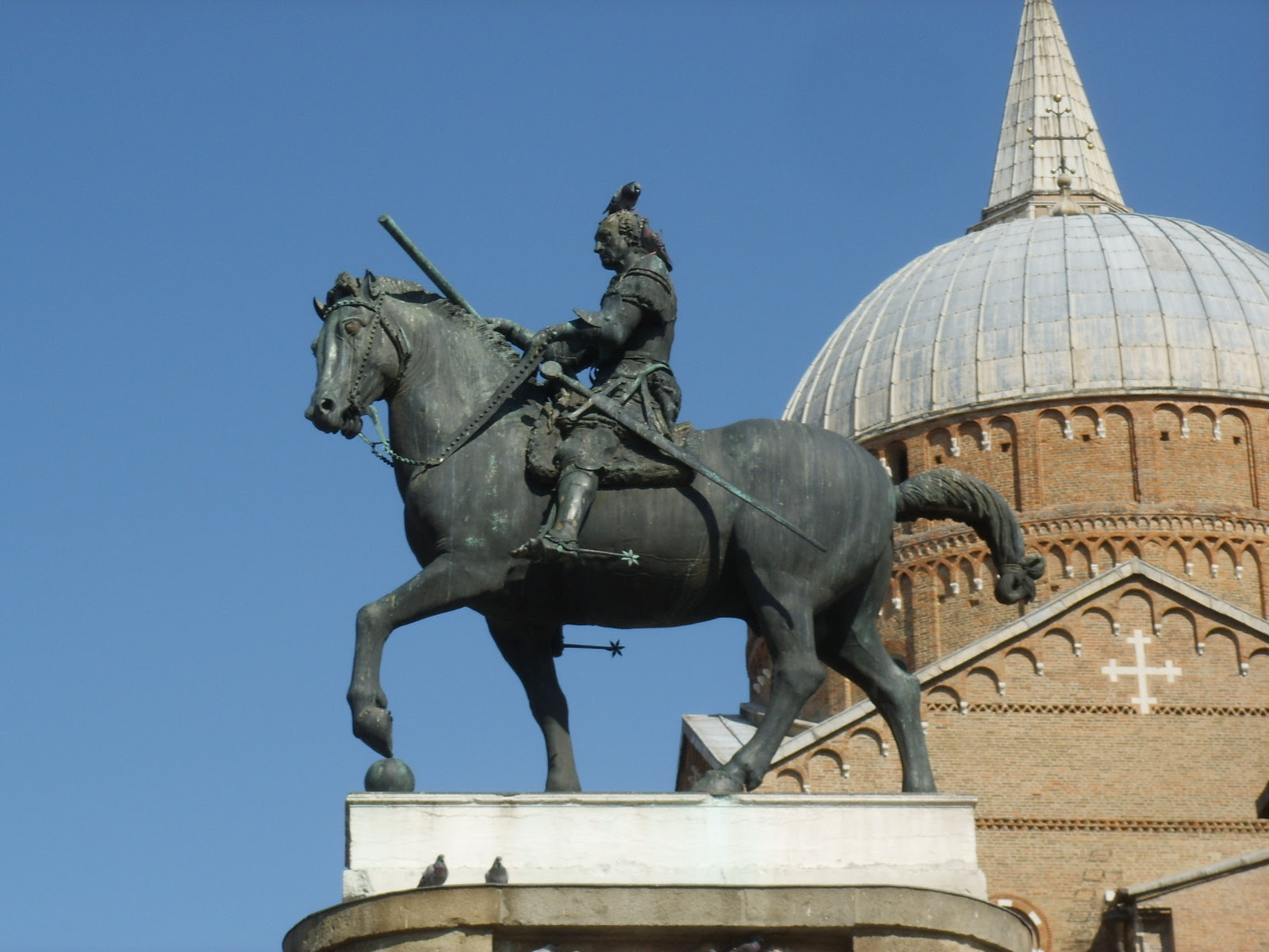 http://upload.wikimedia.org/wikipedia/commons/0/00/Donatello,_Monumento_equestre_al_Gattamelata_04.JPG