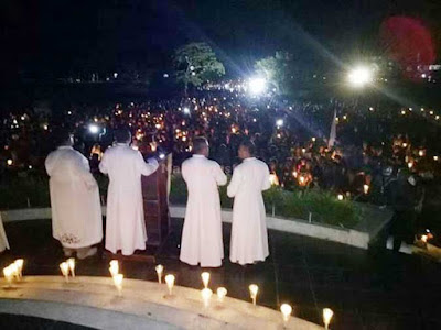 Saumlaki, Malukupost.com - Ribuan umat Katolik dari sejumlah paroki dan stasi di Kabupaten Maluku Tenggara Barat (MTB), Minggu (14/5) sore hingga malam ini menggelar doa Rosario solidaritas yang berpusat di taman kota atau tugu Ir.Soekarno, Saumlaki. Perwakilan umat yang datang dari beberapa paroki seperti Ratu Rosario suci Olilit Timur, Hati Kudus Yesus Olilit Barat, Paroki Santo Mathias yang membawahi stasi Saumlaki, stasi Sifnana, dan stasi Bomaki, serta Paroki Santo Petrus Lorulun seperti stasi Lauran, Kabyarat, Ilngei, Wowonda, Tumbur dan Lorulun, maupun perwakilan umat dari Paroki Hati Kudus Arui itu awalnya berkumpul di gereja masing-masing dan berziarah menuju taman kota Saumlaki. Berdasarkan pantauan, Doa Rosario meriah dipimpin oleh tujuh orang imam dengan selebran utama yakni Wakil Uskup Wilayah Maluku Tenggara Barat dan Maluku Barat Daya, RD. Simon Petrus Matruty itu dihadiri juga oleh puluhan suster dari tarekat Alma, MM, dan PBHK.