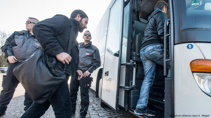 Deutschland Landshuter Landrat Dreier schickt Bus mit Flüchtlingen zum Kanzleramt