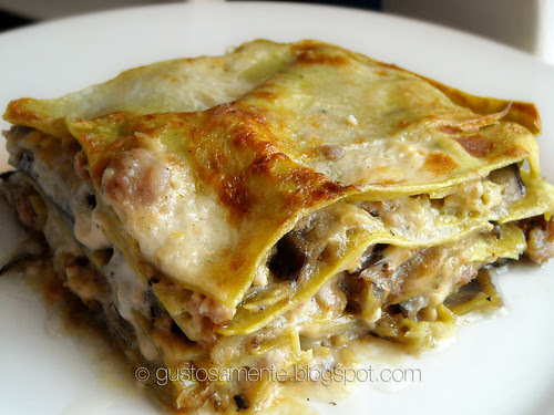 Lasagne di spinaci con melanzane grigliate, salsiccia e formaggio bitto