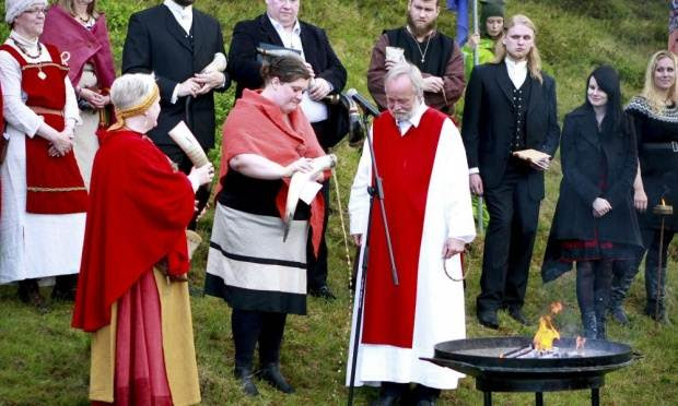 El supremo sacerdote Hilmar Orn Hilmarsson y sus seguidores de la Asociación Asatru atienden a una ceremonia en el Parque Nacional Pingvellir, cerca de Reykjavik.