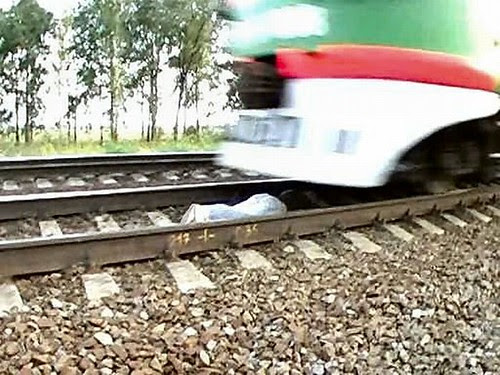 Gadis Menghadang Kereta Api Maut Di Rusia [ www.BlogApaAja.com ]