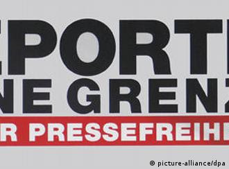 ARCHIV - Aktivisten der internationalen Journalistenvereinigung Reporter ohne Grenzen halten in Berlin vor der russischen Botschaft Fotos der ermordeten Journalistin Anna Politkowskaja in die Luft (Archivfoto vom 07.10.2007). Die Journalistenvereinigung Reporter ohne Grenzen erhält für ihren Beitrag zur europäischen Integration den europäischen Medienpreis, die Karlsmedaille 2009. Mit ihrem Einsatz für die Meinungs- und Pressefreiheit leiste die Organisation einen wichtigen Beitrag zum Wertefundament Europas, teilte der Stifterverein am Mittwoch in Aachen mit. Die freie Berichterstattung und Recherche gehöre als elementares Menschenrecht zur Verwirklichung der Einheit Europas. Die Preisverleihung findet am 14. Mai im Krönungssaal des Aachener Rathauses statt. Foto: Johannes Eisele dpa/lbn +++(c) dpa - Bildfunk+++