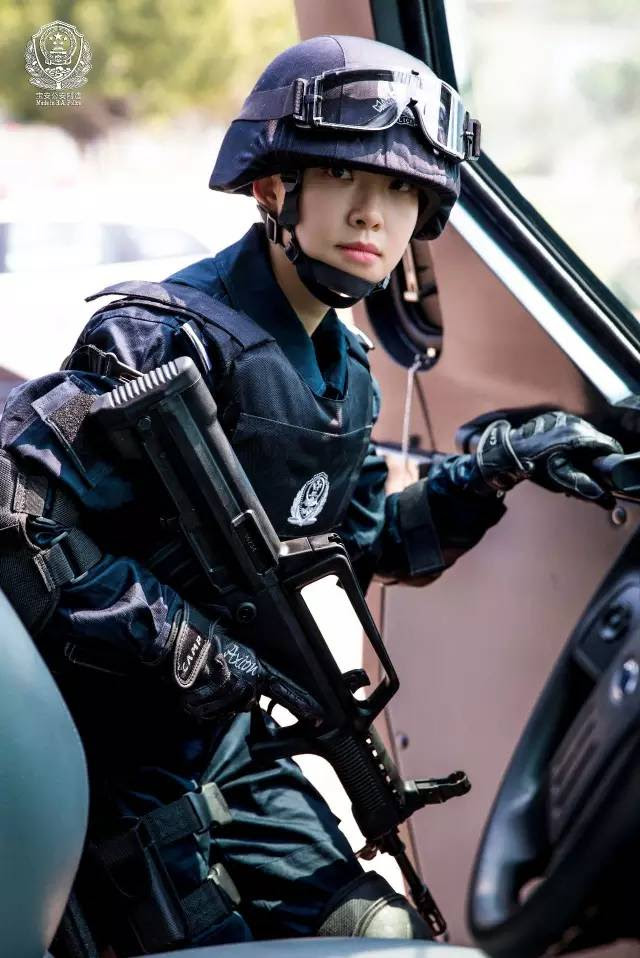 キリリと美しい女性警察官たちの写真がネット上で話題に 深セン 新華網日本語