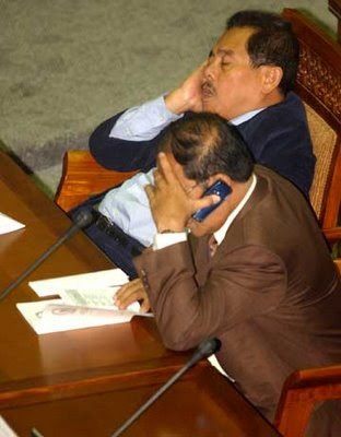 http://lingga88.files.wordpress.com/2009/09/anggota-dpr-tidur.jpg?w=333&h=208