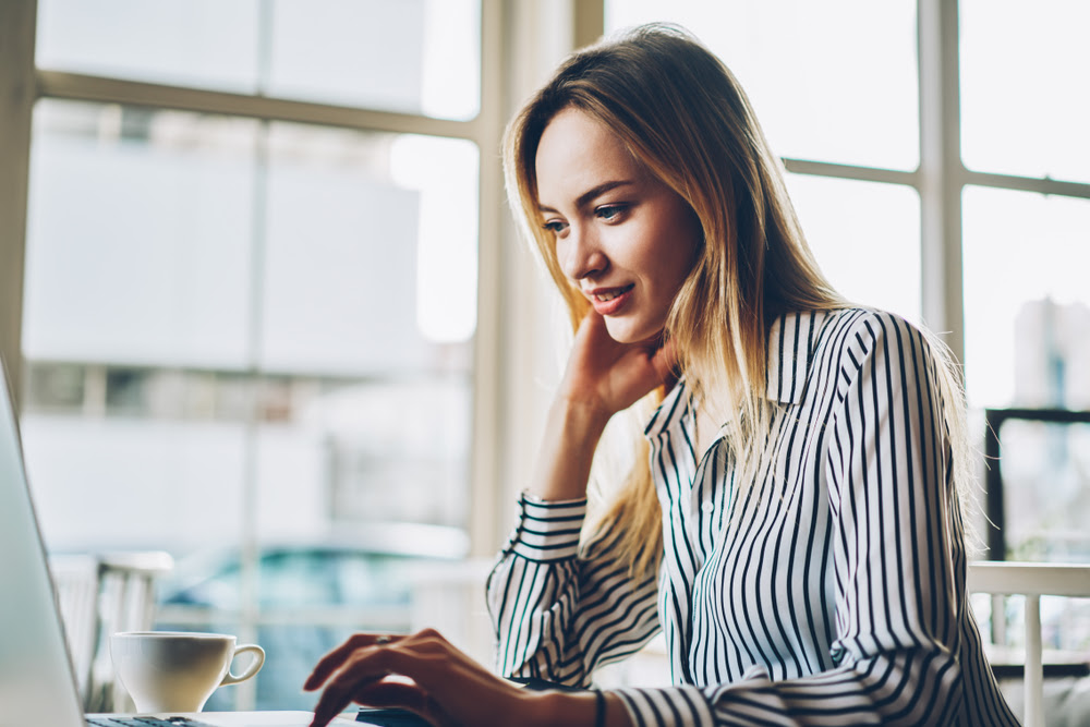 笑ってごまかす人の心理に隠れている思いについて