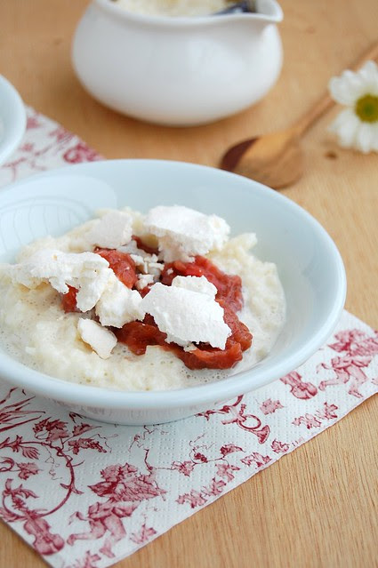 Rice pudding with rhubarb compote and homemade meringues / Arroz doce com compota de ruibarbo e suspiros caseiros