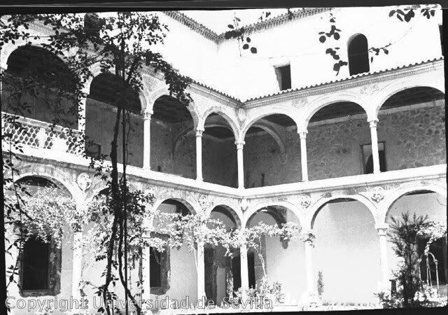  Museo de Santa Cruz a principios del siglo XX. Fototeca de la Universidad de Sevilla. Tomada el 24-8-35 por Antonio Sancho