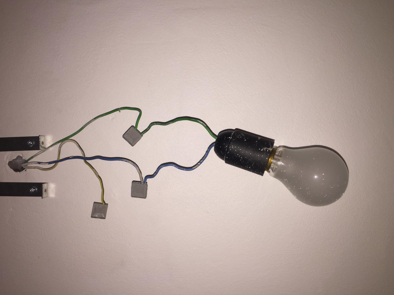 Branchement d'une ampoule avec deux interrupteurs