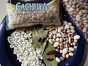 Witte mais, verschillende bonen, laurier, peper en kruidnagel voor eigen gemaakte cachupa